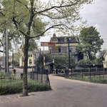 859572 Gezicht op de spoorwegovergang van de Oosterspoorweg bij de Cornelis Houtmanstraat te Utrecht, met links op de ...